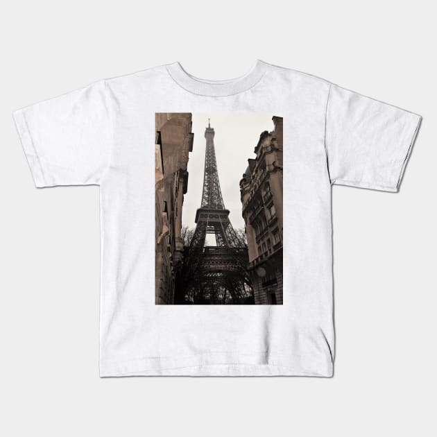 The Eiffel Tower, Paris, France Kids T-Shirt by golan22may